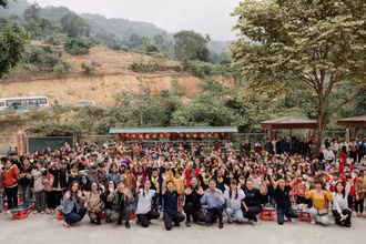 Tổ chức Peace Winds trao quà tại các điểm trường còn gặp nhiều khó khăn.