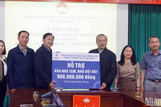Đại diện lãnh đạo Ủy ban Mặt trận Tổ quốc Việt Nam tỉnh Lâm Đồng tiếp nhận hỗ trợ từ Tổng Công ty Điện lực miền Nam và Công ty Điện lực Lâm Đồng.