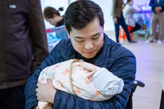 Anh Đỗ Văn Hóa hạnh phúc bế con đầu lòng. 