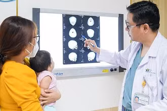 Bác sĩ Đặng Hoàng Thơm giải thích cho gia đình về kế hoạch điều trị cho bé N.H.