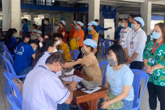 Khám sức khỏe cho công nhân. 