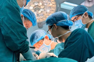 Các bác sĩ thực hiện phẫu thuật vi phẫu khẩn cấp cho bệnh nhân.