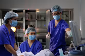 Bác sĩ chuyên khoa I Phạm Văn Hưởng thực hiện chuyển phôi cho bệnh nhân.