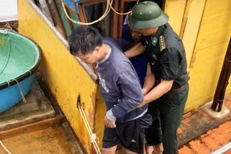 Ngư dân bị nạn được Bộ đội biên phòng Quảng Bình đón lên bờ.