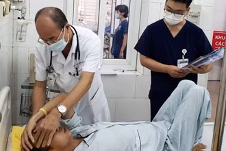 Phó Giáo sư, Tiến sĩ Đỗ Duy Cường - Giám đốc Trung tâm Bệnh nhiệt đới, Bệnh viện Bạch Mai khám cho bệnh nhân mắc bệnh whitmore.
