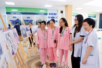Bệnh viện Phụ Sản Hà Nội tổ chức triển lãm ảnh trưng bày hình ảnh các hoạt động và kết quả đã đạt được trong công tác chăm sóc và điều trị trẻ sinh non của khoa Sơ sinh.
