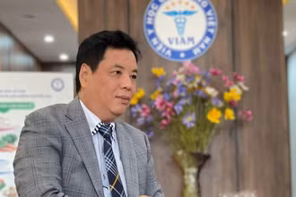 Tiến sĩ, bác sĩ Trương Hồng Sơn, Phó Tổng thư ký - Tổng hội Y học Việt Nam, Viện trưởng Viện Y học ứng dụng.