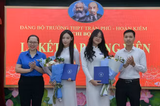 Quận Đoàn Hoàn Kiếm tặng hoa chúc mừng hai Đảng viên mới.