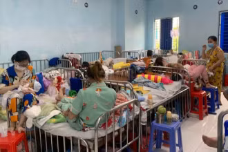 Nhiều bệnh nhi sởi biến chứng viêm phổi đang được điều trị tại Bệnh viện Nhi đồng 1, Thành phố Hồ Chí Minh.