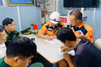 Bàn giao thuyền viên cho các cơ quan chức năng. 