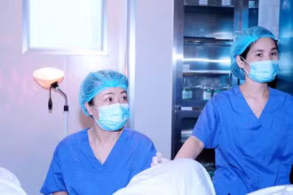 Thạc sĩ, bác sĩ Lê Thị Thu Hiền - Giám đốc Chuyên môn bệnh viện thực hiện kỹ thuật can thiệp cho người bệnh. 