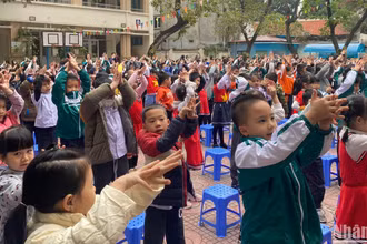 Hàng trăm em học sinh tiểu học háo hức tham gia "Ngày hội rửa tay".