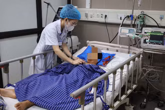 Bệnh nhân thở máy, đang được điều trị tích cực. (Ảnh: BVCC)
