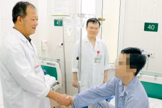 Tiến sĩ, bác sĩ Dương Đức Hùng chúc mừng bệnh nhân đã thoát khỏi cửa tử.