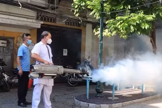 Phun hóa chất diệt muỗi. 