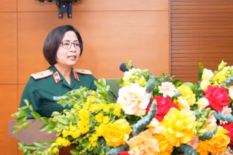 Thiếu tướng, Phó Giáo sư, Tiến sĩ Nguyễn Hoàng Ngọc - Phó Giám đốc Bệnh viện chủ trì và phát biểu khai mạc hội thảo.