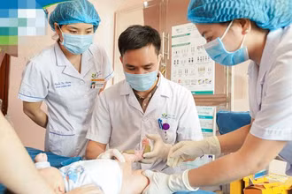 Thạc sĩ, bác sĩ chuyên khoa II Phùng Công Sáng thăm khám và chăm sóc vết thương cho bệnh nhi tại Khoa Chỉnh hình.