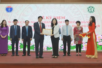 Bộ trưởng Y tế Đào Hồng Lan trao tặng Bằng khen cho Giám đốc Bệnh viện Bạch Mai. 