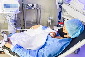 Trẻ sinh non được da kề da.