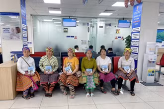 Chủ động phòng dịch bệnh truyền nhiễm, nhiều phụ nữ H’Mông đến VNVC Yên Bái tiêm vaccine.