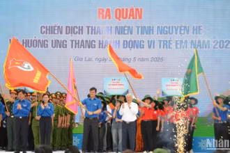 Đồng chí Đỗ Văn Chiến trao Cờ hiệu Chiến dịch thanh niên tình nguyện hè 2025.