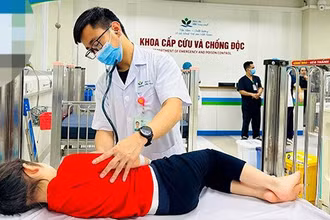 Bác sĩ khám cho bệnh nhân bị ngộ độc tại Khoa Cấp cứu và chống độc.