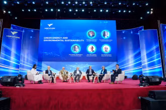 Chủ nhân giải VinFuture 2023 tại buổi giao lưu đối thoại sau lễ trao giải.