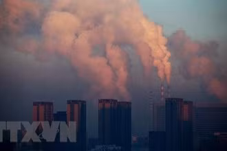 Khí thải tại nhà máy nhiệt điện ở Trường Xuân, tỉnh Cát Lâm, Trung Quốc. (Ảnh: AFP/TTXVN)