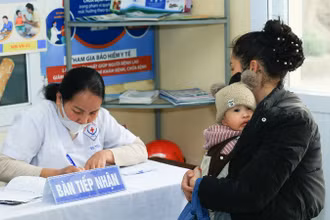 Cha mẹ cần lưu ý cho trẻ đi tiêm vaccine phòng sởi từ sớm.