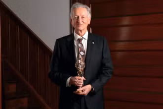 Giáo sư Geoffrey Hinton cho biết Giải thưởng VinFuture có lợi thế hơn những giải thưởng lâu đời như Giải Nobel ở việc linh hoạt lựa chọn nhà khoa học xứng đáng được vinh danh. (Ảnh: VinFuture)