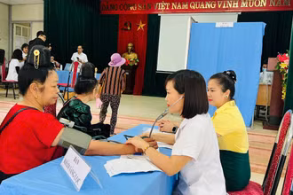 Khám sàng lọc sức khỏe cho phụ nữ.