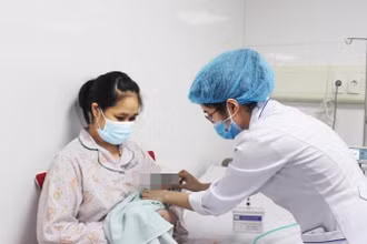 Bé sinh non sau ca phẫu thuật đã cai được thở máy, về với vòng tay mẹ.