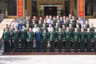 Các đại biểu chụp ảnh lưu niệm. 