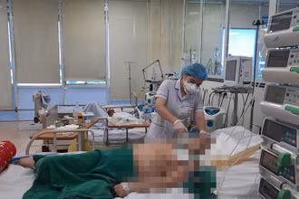 Bệnh nhân Covid-19 nặng đang điều trị tại Bệnh viện Bệnh Nhiệt đới Trung ương. (Ảnh: TĐ)
