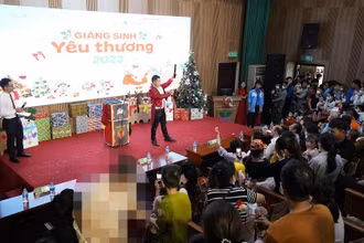 Các màn ảo thuật thu hút sự theo dõi của các em nhỏ.