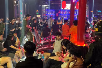 Lực lượng Công an kiểm tra bên trong quán bar Kosho.