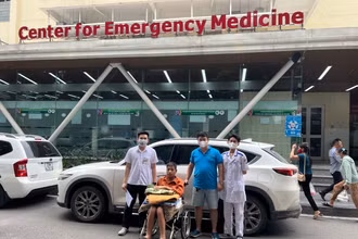 Chuyến xe 0 đồng đưa người bệnh về quê ăn Tết.