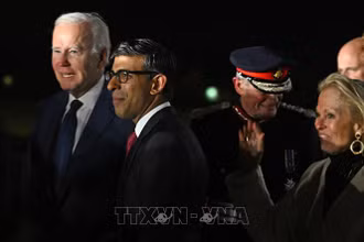 Thủ tướng Anh Rishi Sunak đã đích thân đến sân bay để chào đón Tổng thống Mỹ Joe Biden. (Ảnh: AFP/TTXVN)