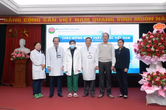 Hai người bệnh được ghép phổi thành công chúc mừng và tri ân Nhân dịp Ngày thầy thuốc Việt Nam.