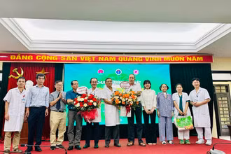 Ban lãnh đạo bệnh viện chúc mừng bệnh nhân ghép phổi.