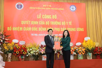 Bộ trưởng Y tế Đào Hồng Lan trao Quyết định cho Giáo sư, Tiến sĩ Nguyễn Duy Ánh. (Ảnh: TRẦN MINH)