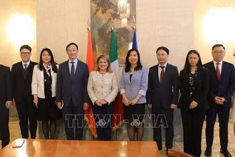 Thứ trưởng Bộ Ngoại giao Lê Thị Thu Hằng, Thứ trưởng Ngoại giao Italy Maria Tripodi, cùng các thành viên đoàn Việt Nam và Italia tham dự Tham vấn chính trị lần thứ 5. (Ảnh: TTXVN)