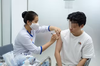 Tiêm vaccine phòng virus HPV.