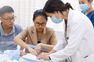 Tiến sĩ, bác sĩ Cam Ngọc Phượng, Giám đốc Trung tâm Sơ sinh thăm khám cho bé trước khi xuất viện.
