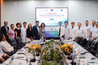 Thứ trưởng Y tế Nguyễn Thị Liên Hương đại diện Bộ Y tế trao hệ thống máy cho 2 đơn vị.