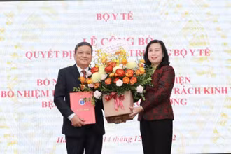 Bộ trưởng Y tế Đào Hồng Lan trao quyết định bổ nhiệm Giám đốc Bệnh viện Phổi Trung ương cho Tiến sĩ, bác sĩ Đinh Xuân Lượng.