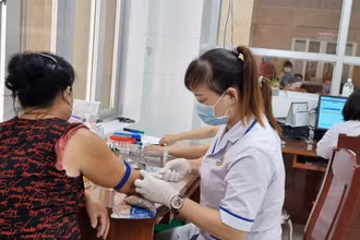 Lấy máu xét nghiệm cho người nhiễm H. 