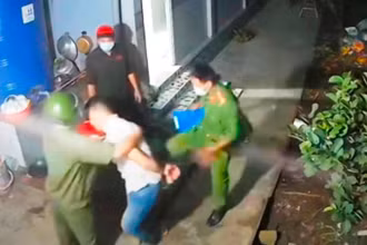 Công an xã đánh dân khi thi hành nhiệm vụ. (Ảnh cắt từ clip)