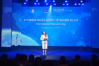 Bà Hoàng Thị Thơm, Phó Cục trưởng Cục Dân số (Bộ Y tế) phát biểu tại lễ kỷ niệm.