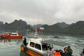 Đã tìm thấy thi thể thứ 4, lực lượng tìm kiếm cứu nạn đang tiến hành đưa lên tàu.